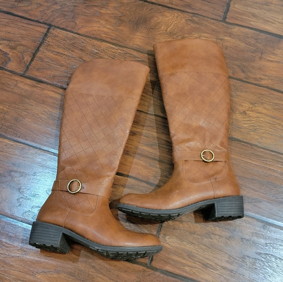 St. John's Bay boots - Picture 1 of 8